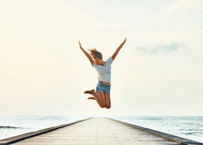 Femme qui saute de joie, libéréé - Thérapie psychocorporelle